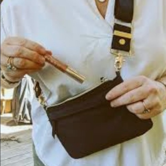 :: Stella & Dot 4-in-1 Zip-it Convertible Crossbody/Belt/Fanny Bag Black & Gold - Picture 10 of 11